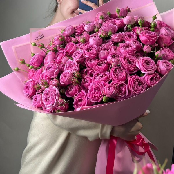 Объемный букет кустовых пионовидных роз